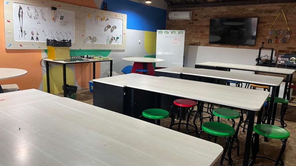 atividade pedagógica em escola de Paulínia, reforçando a qualidade do ensino no aniversário da cidade.