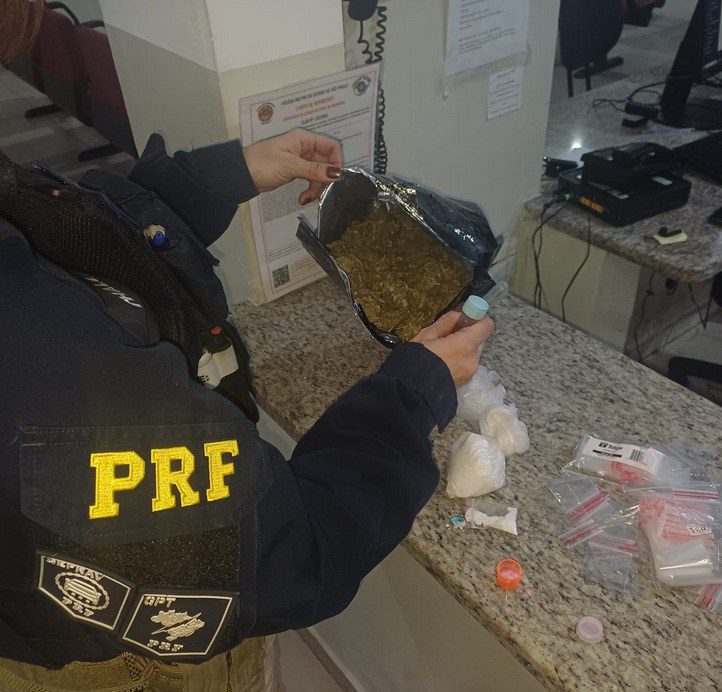 Drogas apreendidas pela PRF na rodovia Fernão Dias, BR-381, durante fiscalização policial em Vargem.
