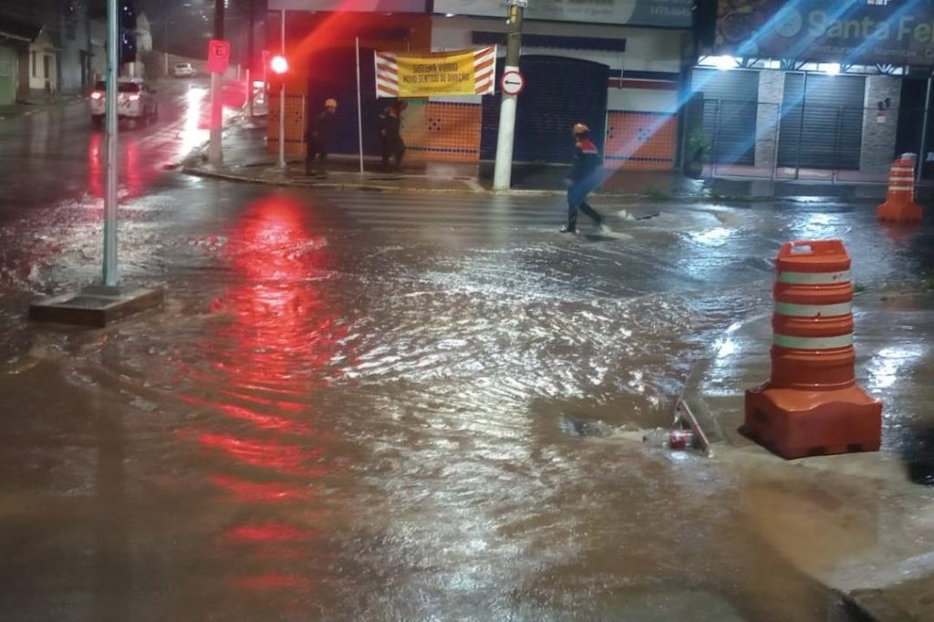 Danos materiais no bairro Jardim São José decorrentes da chuva forte que atingiu o estado de São Paulo.