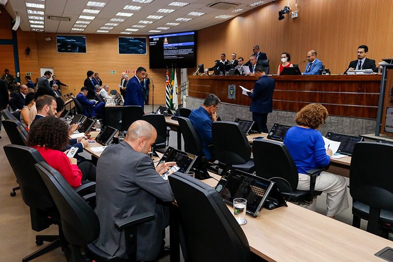 Plenário da Câmara Municipal de Campinas durante sessão de votação sobre cotas raciais em concursos públicos.