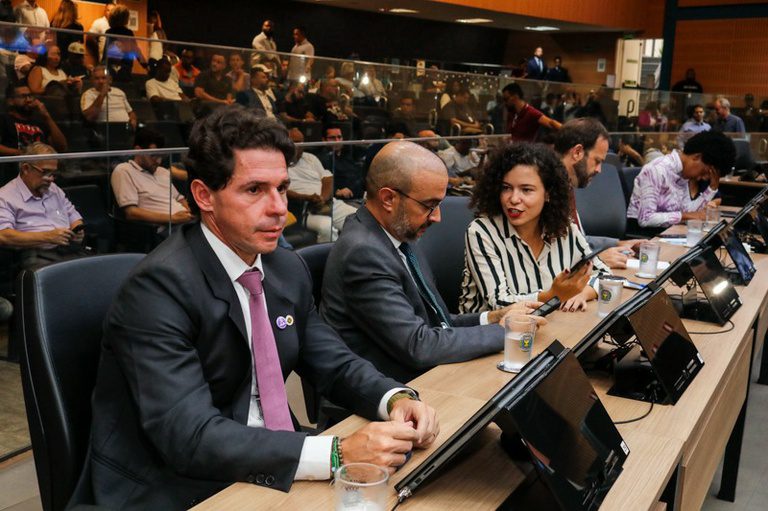 Câmera corporal acoplada ao uniforme da Guarda Municipal de Campinas em conformidade com o Projeto de Lei 38/23.