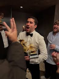 Close de Bad Bunny durante o show do intervalo do Super Bowl LX expressando cultura e identidade latina.