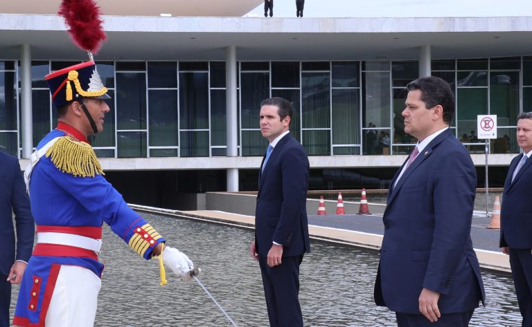 Hugo Motta e Davi Alcolumbre em cerimônia solene no Plenário da Câmara durante abertura dos trabalhos legislativos.