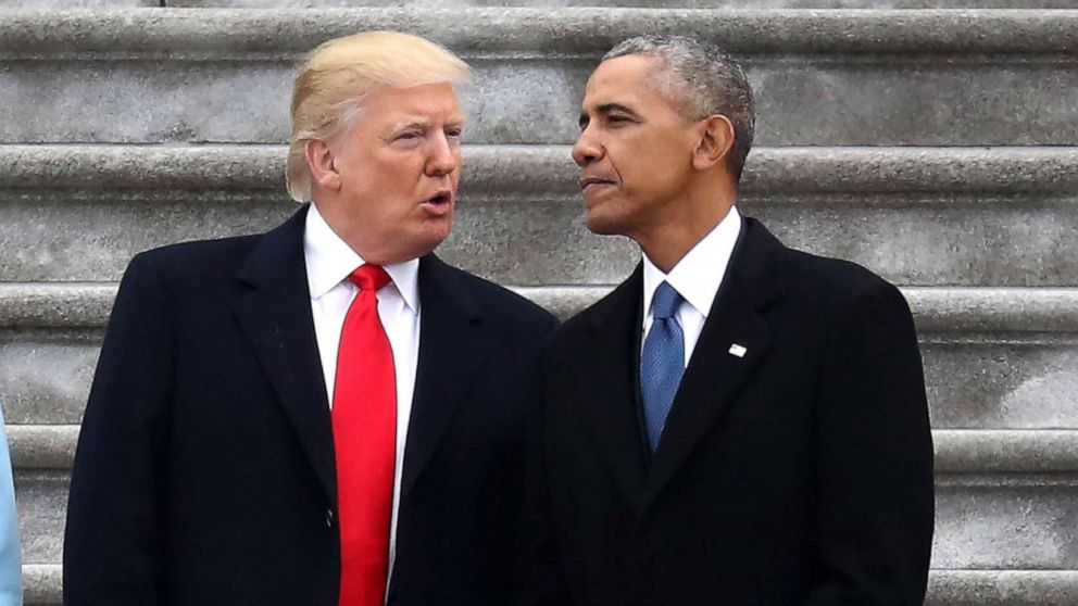 Donald Trump e Barack Obama em conversa cordial, contrastando com ataques e polêmicas recentes nas redes sociais.