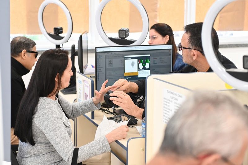 Eleitor realizando coleta de biometria obrigatória para tirar o primeiro título de eleitor em cartório eleitoral.