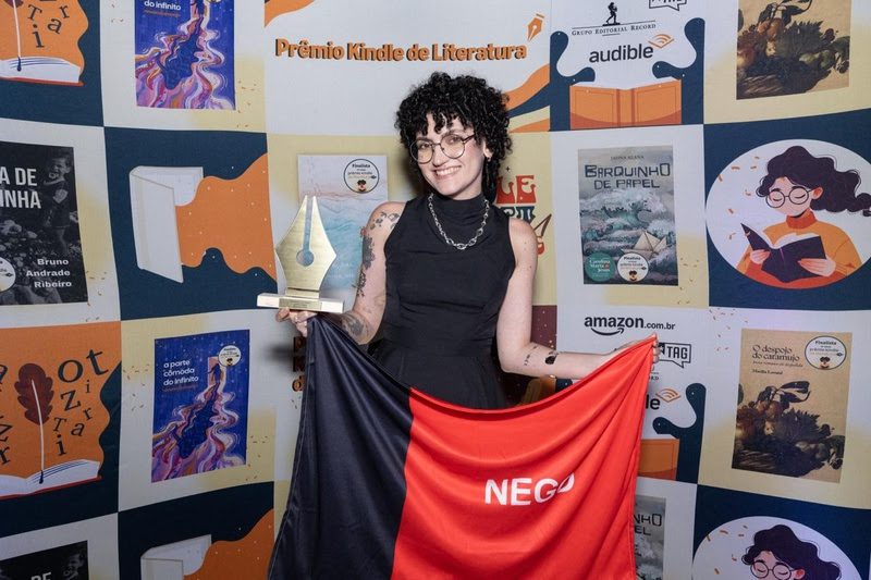 Jadna Alana, autora de Barquinho de papel, vencedora da 10ª edição do Prêmio Kindle de Literatura Independente Brasileira.