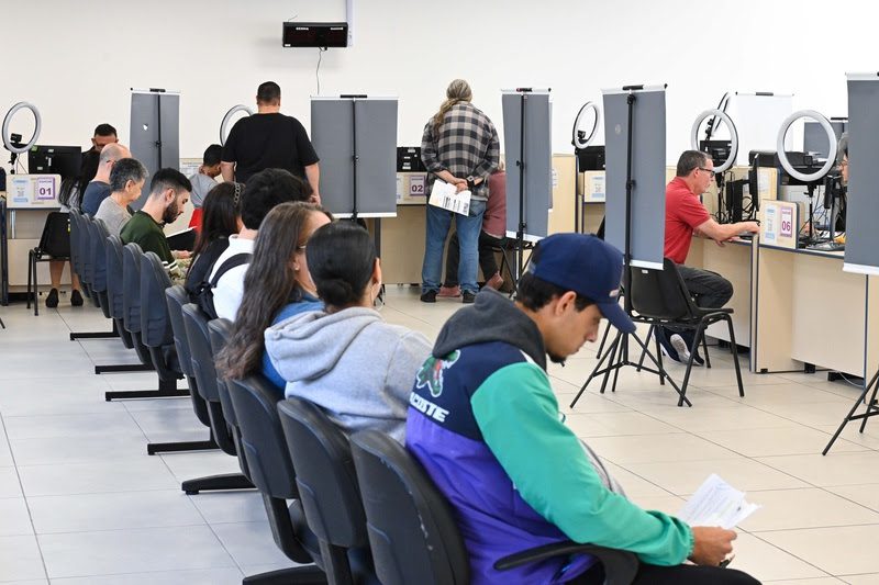 Pessoa acessando site do TRE-SP para agendamento de atendimento e emissão do primeiro título de eleitor.