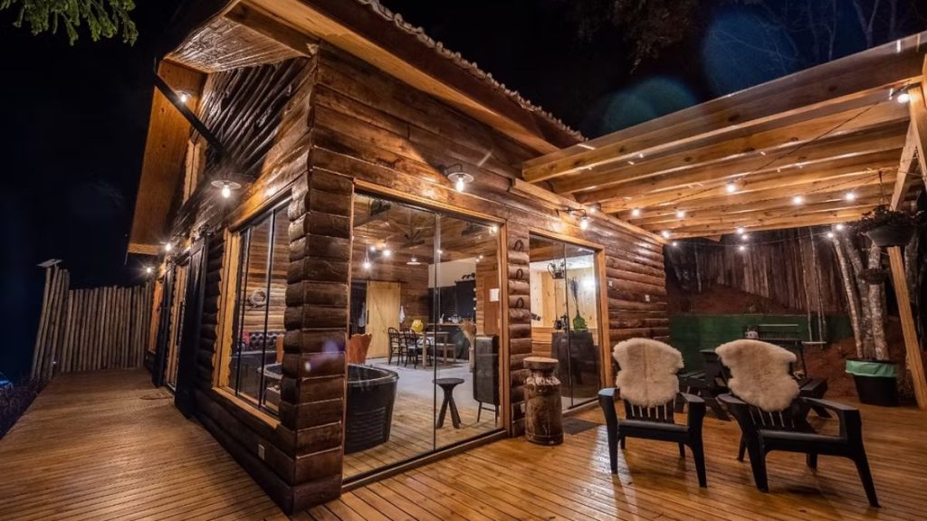 Casa na árvore de glamping no Brasil suspensa na Mata Atlântica da Serra da Cantareira.