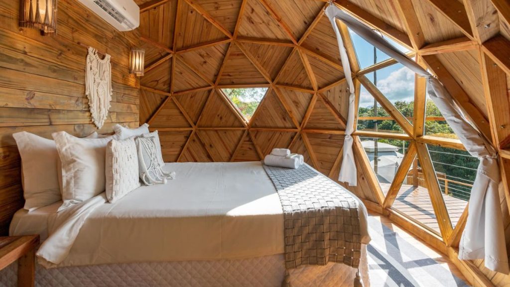 Cabana de glamping no Brasil localizada em destino de ecoturismo próximo ao eixo paulista.