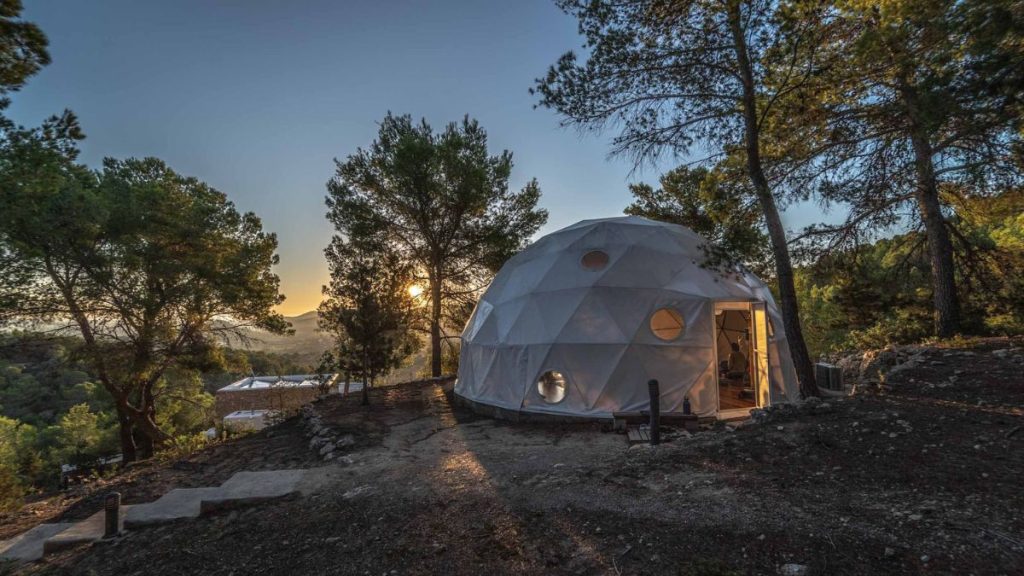 Hospedagem de glamping no Brasil com design moderno integrada à paisagem de montanha e preservação ambiental.