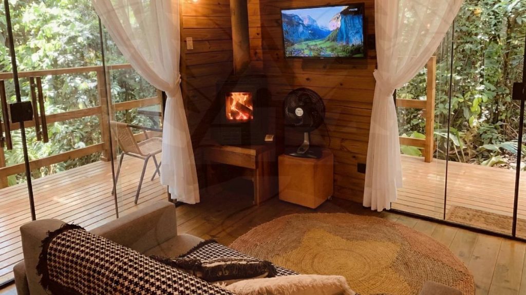 Cabana romântica de glamping no Brasil com deck privativo e ofurô na Serra da Mantiqueira.
