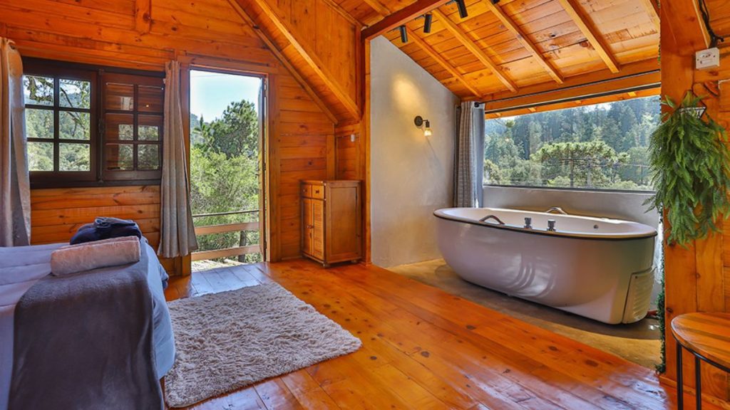 Tendas tipi de glamping no Brasil inspiradas em tradições indígenas em meio à natureza preservada.