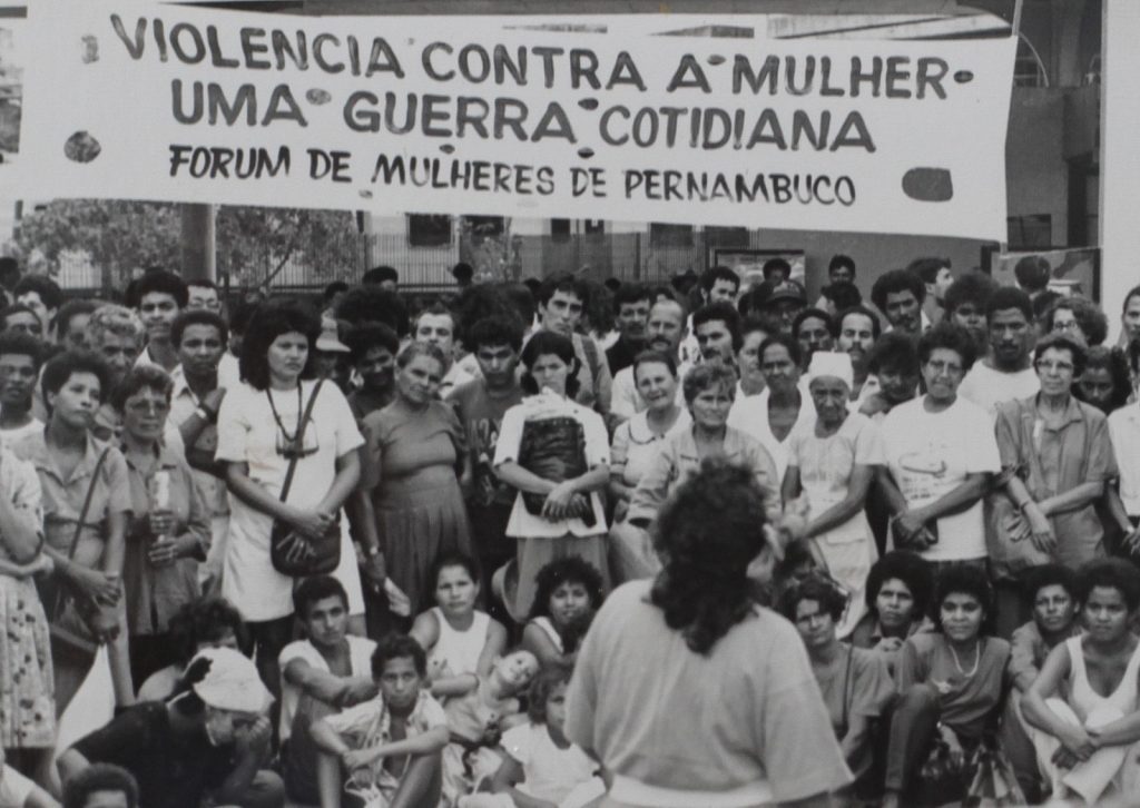 Manifestação política pelo Dia Internacional da Mulher em Recife, 1991, com mulheres mobilizadas por direitos e respeito.