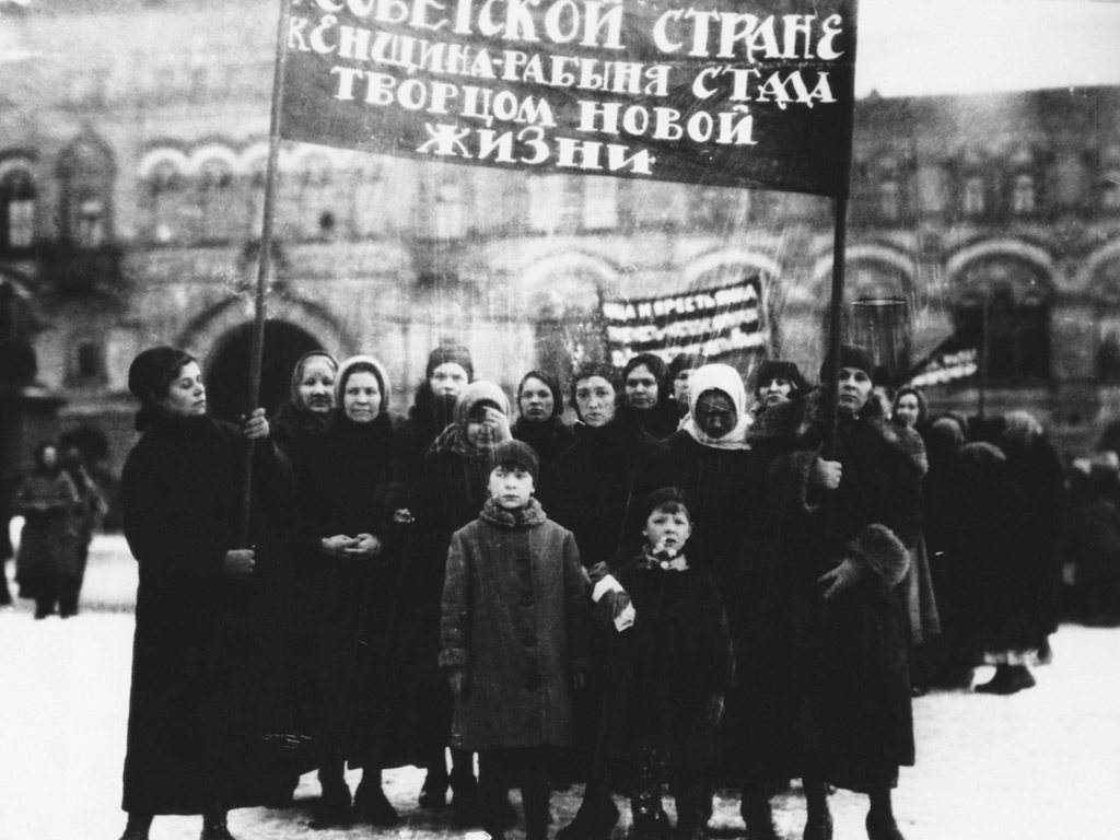 Mulheres russas protestando nas ruas em 1917, evento decisivo para a consolidação do Dia Internacional da Mulher.
