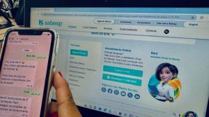 Smartphone exibindo alerta de consumo de água da Sabesp e inteligência artificial para detecção de vazamentos.