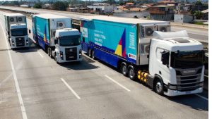 Unidades móveis do Caminho da Capacitação em Campinas oferecendo vagas para cursos gratuitos profissionalizantes.