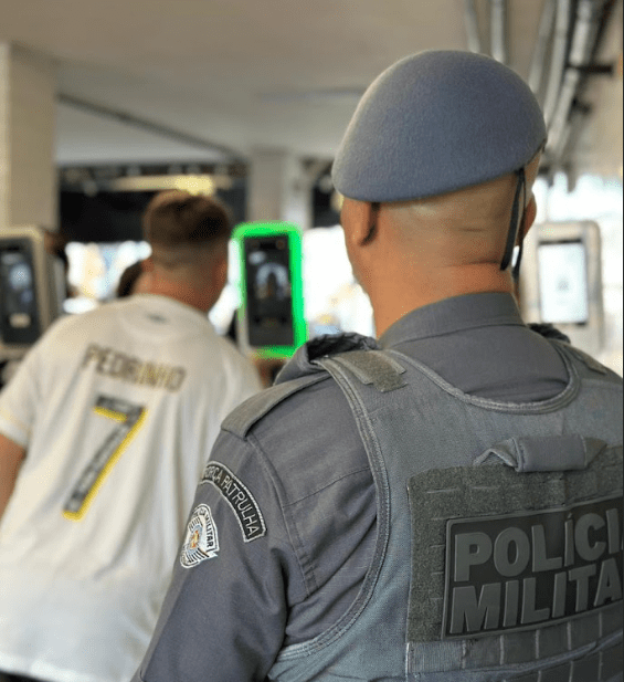 Interface do sistema Muralha Paulista identificando indivíduos procurados pela Justiça em câmeras de segurança de estádios.