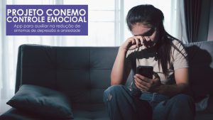 Pessoa acessando aplicativo Conemo para cuidado com saúde mental em smartphone na cidade de Indaiatuba.