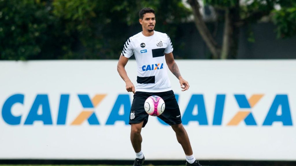 Zagueiro Lucas Veríssimo durante treino no Santos, jogador revelado na base pode retornar ao Peixe.