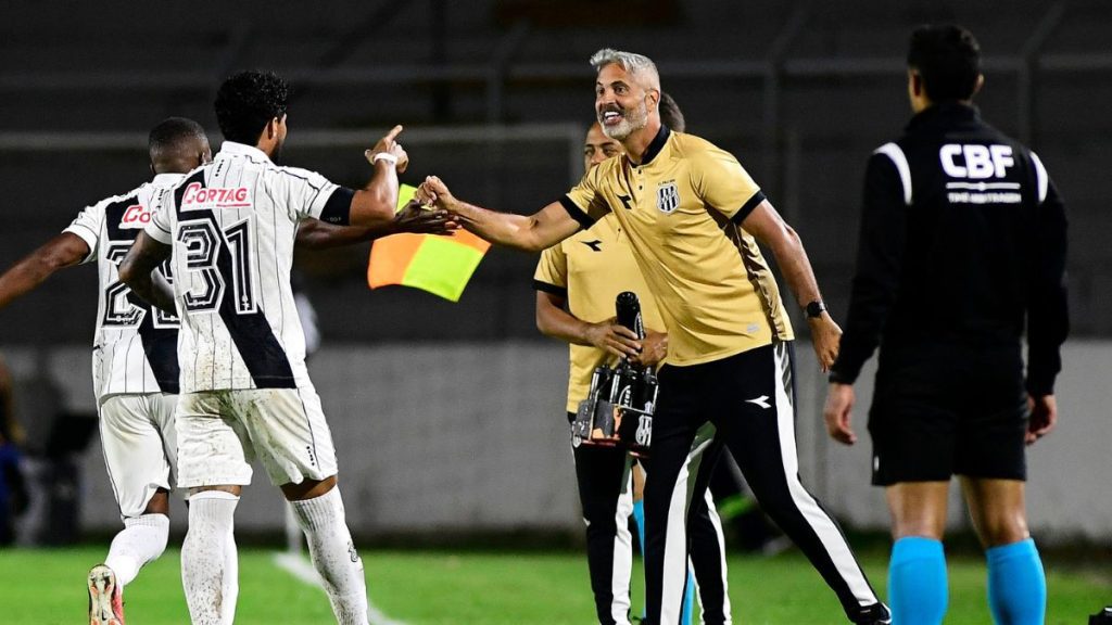 Rodrigo Santana, técnico da Ponte Preta, gesticula durante comando da Macaca na Série B do Brasileiro.