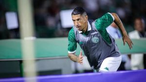 Volante Ralf com uniforme do Guarani FC celebrando renovação de contrato para a disputa da Série C do Brasileiro.