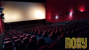 Fachada histórica do Cine Roxy em Santos celebrando 92 anos com programação especial para o Oscar 2026.