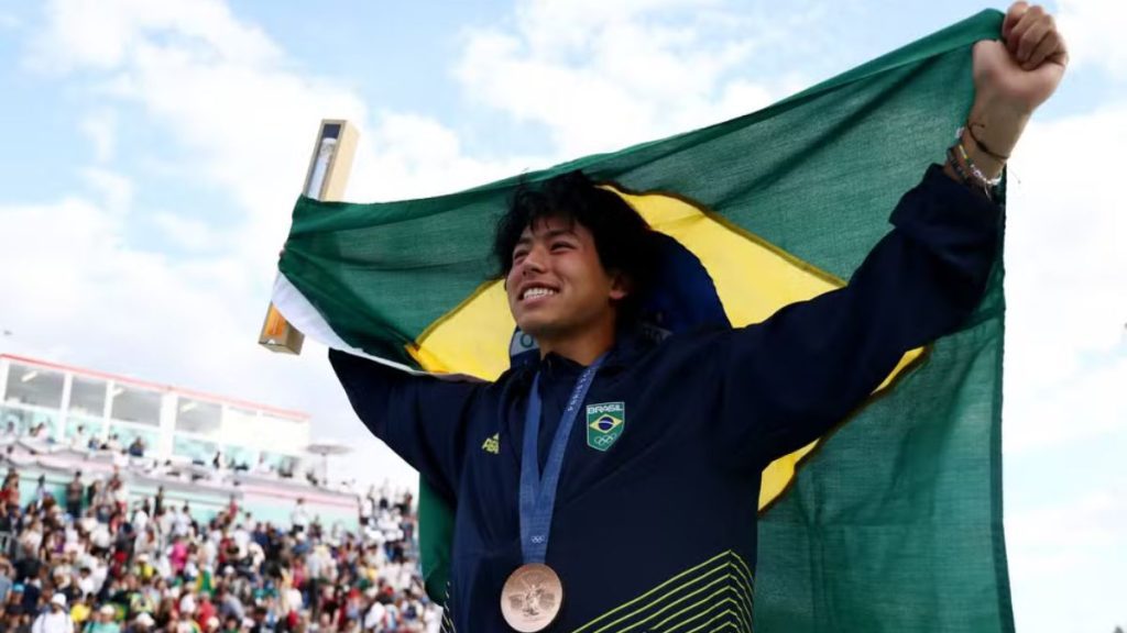 Augusto Akio, o Japinha, executa manobra na modalidade park durante o Campeonato Mundial de Skate em São Paulo.