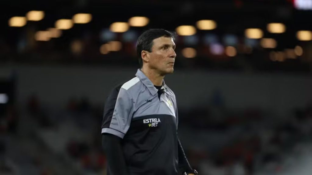 Técnico Zé Ricardo, livre no mercado, como possível nome para assumir o comando do Guarani na temporada.