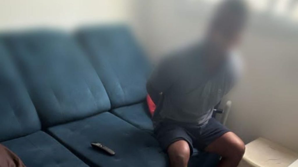 MC Urubuzinho sendo conduzido pela Polícia Civil após prisão em Santos por disparos no Morro São Bento.