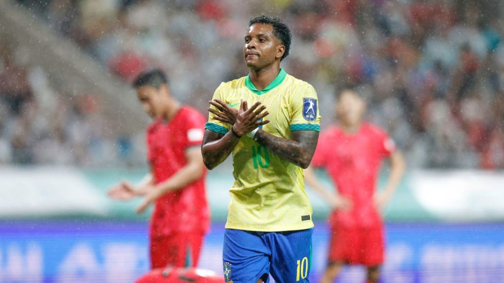 Atacante Rodrygo, do Real Madrid, comemora gol vestindo a camisa da seleção brasileira em campo.