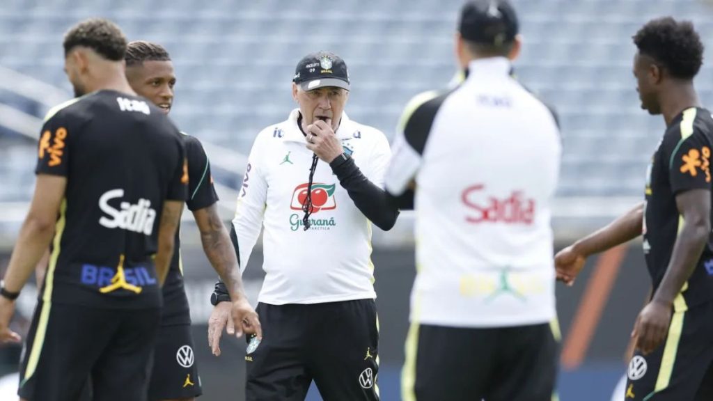 Carlo Ancelotti orienta jogadores da seleção brasileira em preparação para amistoso contra a Croácia.