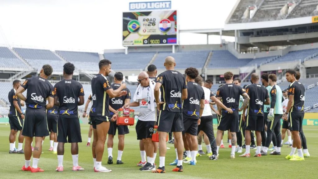 Jogadores da seleção brasileira em treinamento tático em Orlando para o confronto contra a Croácia.