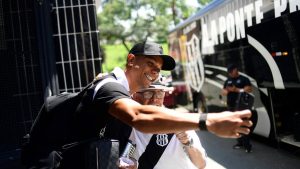 Zagueiro David Braz com uniforme da Ponte Preta após renovação de contrato para a Série B.