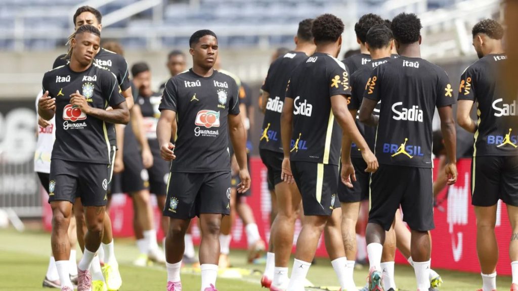 Elenco da seleção brasileira reunido em campo durante atividade técnica em Orlando antes da Croácia.