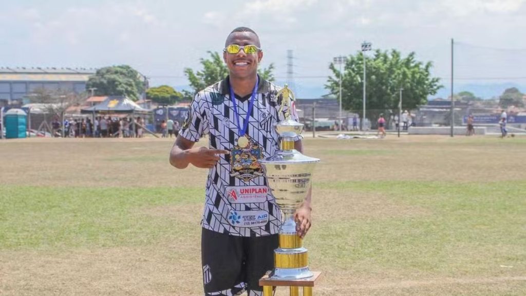 Diego Porfírio em partida de futebol de várzea durante período de suspensão, novo reforço da Ponte Preta.