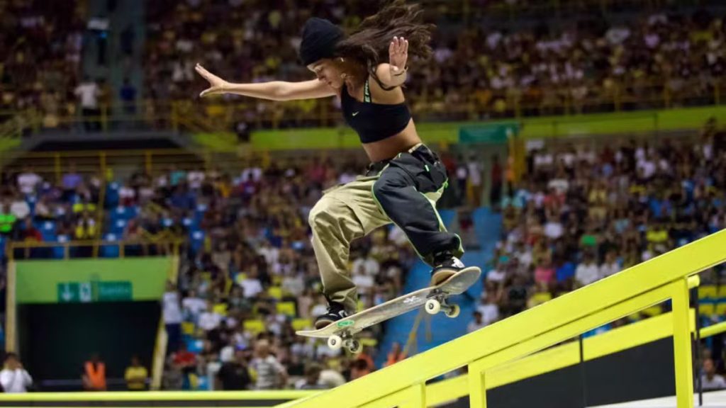 Rayssa Leal realiza manobra técnica de skate, competidora brasileira no Campeonato Mundial de Skate em São Paulo.