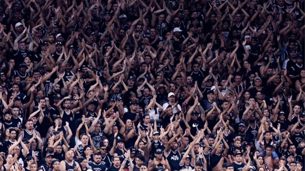 Torcida do Corinthians reunida na Neo Química Arena em apoio ao clube durante partida oficial.