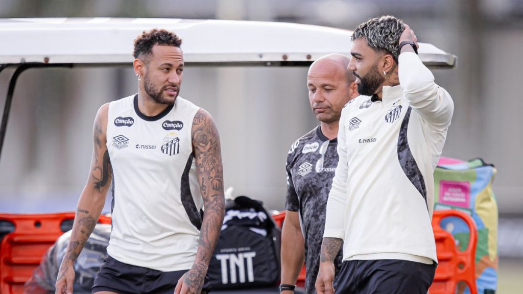 Neymar e Gabigol durante treino do Santos; camisa 10 apresentou desgaste muscular leve em atividade no Peixe.