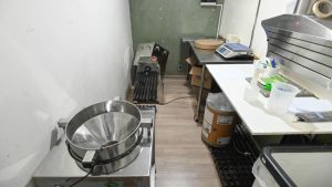 Interdição de laboratório clandestino de medicamentos pela Vigilância Sanitária de Campinas no Cambuí.
