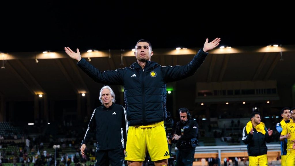 Cristiano Ronaldo, atacante do Al-Nassr, em campo durante partida oficial do clube na Arábia Saudita.