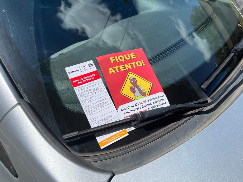 Agente da Emdec fiscaliza trânsito no campus da Unicamp em ação educativa de aplicação de multas morais.