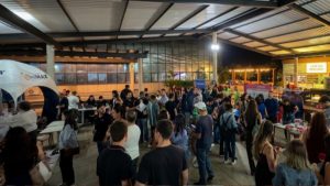 Estudantes e recrutadores no Dia de Carreiras UniFAJ UniMAX focado em vagas de emprego e estágio.
