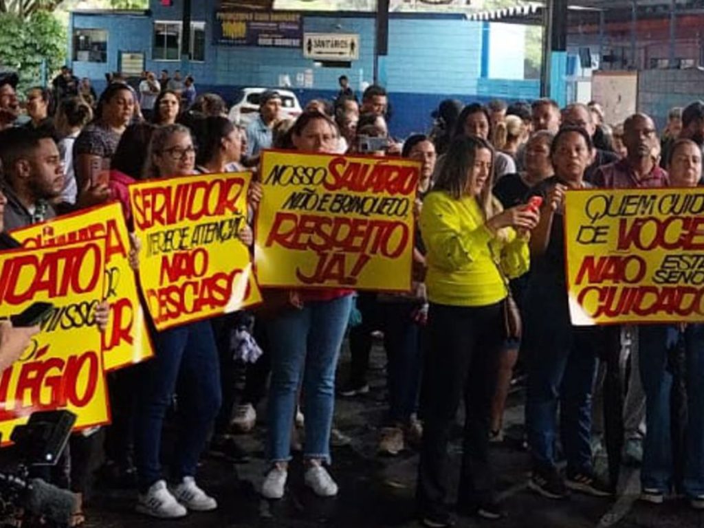 Servidores municipais de Araras em protesto durante a paralisação mais longa da história recente.