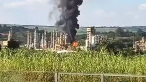 Unidade da indústria química Rhodia em Paulínia atingida por incêndio após explosão em reator de fenol.