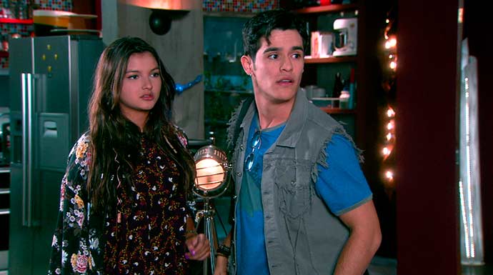 Júlio Oliveira em cena da novela Carinha de Anjo, representando sua fase como ex-ator mirim de destaque.