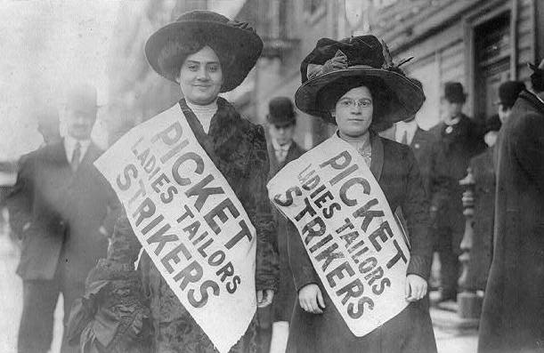 Greve de costureiras em Nova York, 1909, marco histórico da luta operária que originou o Dia Internacional da Mulher.