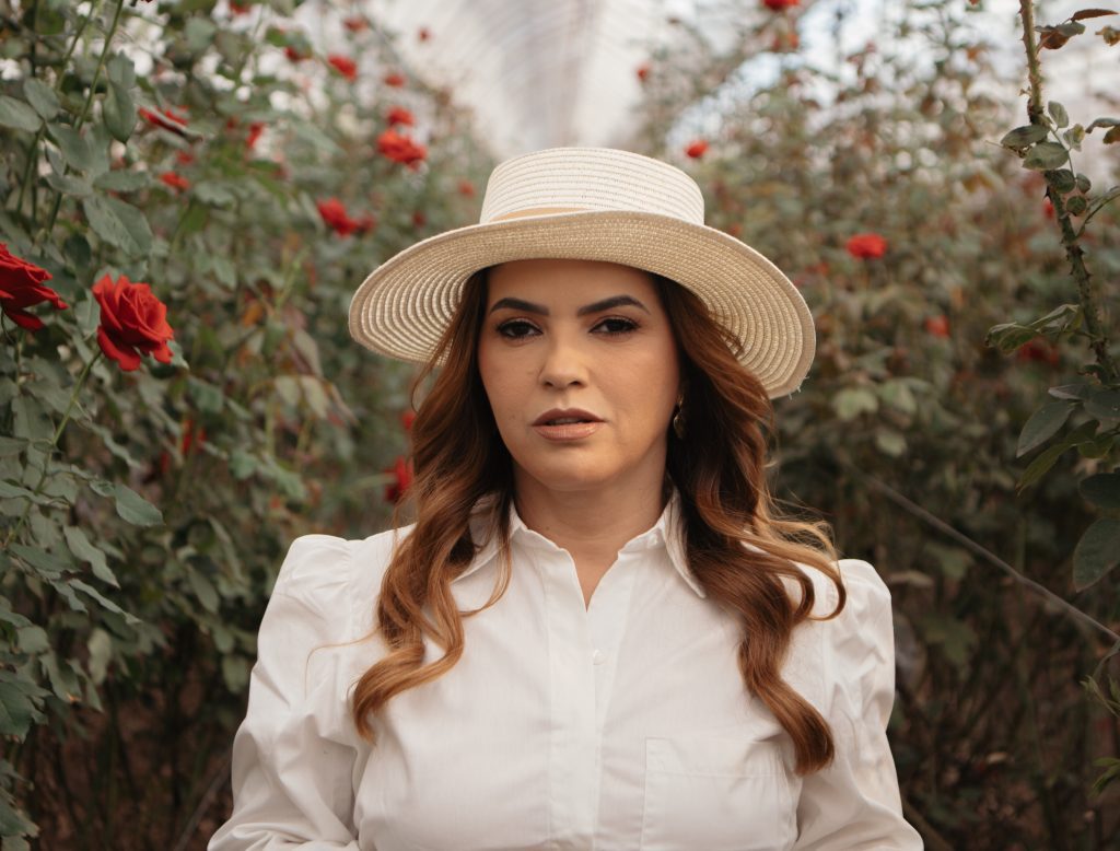 Produtora Lucivanda Fernandes Siqueira no Sítio Santo Expedito, Ceará, destacando a liderança feminina na floricultura.