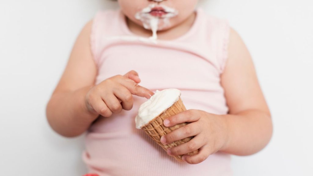 Criança em consulta médica para diagnóstico precoce de obesidade infantil e acompanhamento profissional preventivo.