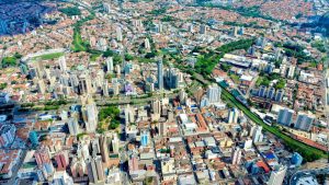 Panorama urbano de Campinas representando a atualização obrigatória do cadastro de imóveis municipal 2025.