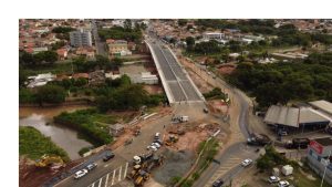 Obras do viaduto sobre a linha férrea, na Vila Real, em Hortolândia